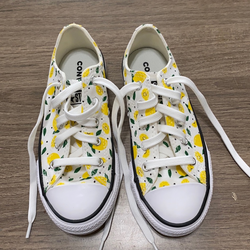 New!!! Converse ALL STAR, little girl size 13 white with lemons/ green leaves